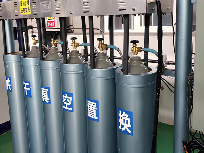 電子氣體級匯流排，自動化控制加熱烘干真空置換裝置 2 套(6 工位，8 工位)可以同時處理 14 支直徑小于 250 的鋼瓶